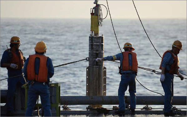 深海底のレアアース泥の探査・開発